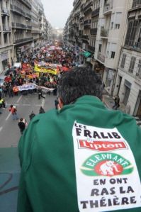 132379-un-manifestant-salarie-de-l-entreprise-de-thes-fralib-regarde-le-cortege-syndical-a-lyon-le-23-mars-